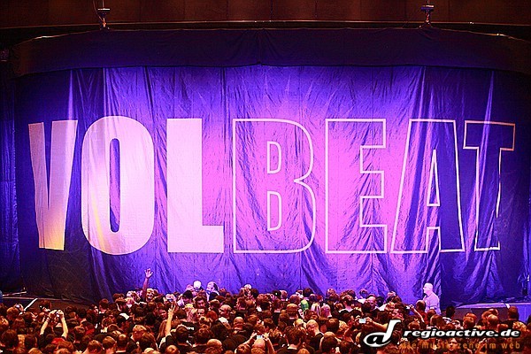 Volbeat live in Frankfurt: Das Frankfurter Publikum geht bei jedem Song begeistert mit. 10 Fans dürfen mit auf die Bühne.