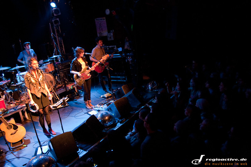 BOY (live in Hamburg, 2011) werden von vier Mitmusikern begleitet.