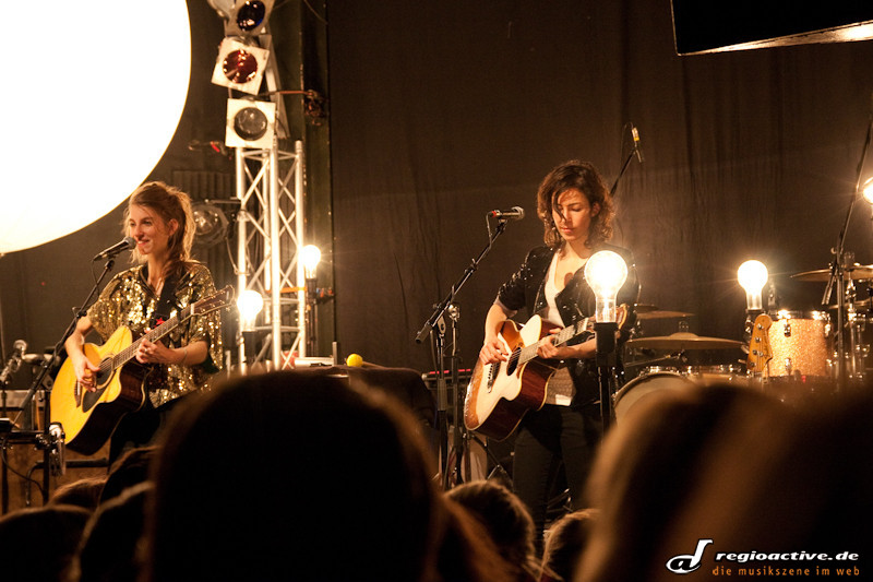 BOY (live in Hamburg, 2011): Bei "musicmix powered by Sennheiser" waren sie auch schon zu Gast. In der ersten Folge gaben Boy sogar einen Song zum Besten.