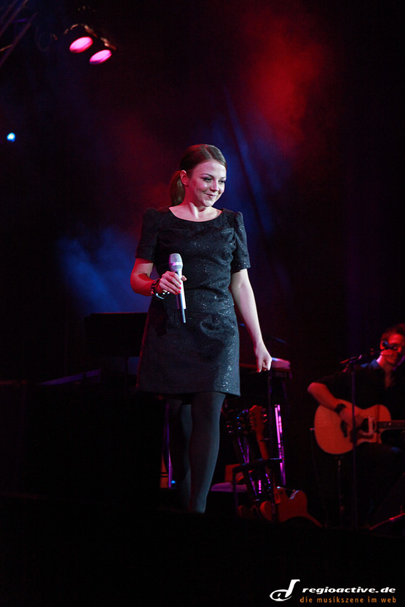Gleich die erste Single "Das Spiel" erreichte Platz 5 der Charts – für Annett Louisan aus dem kleinen Schönhausen in der Altmark war dies der Beginn eines neuen Lebens, der Beginn einer großen Karriere.