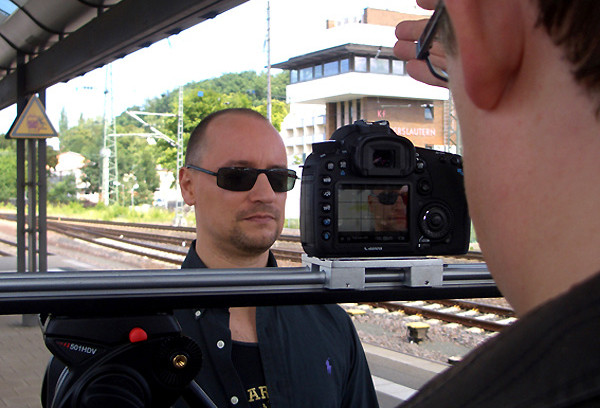 Ein Blick hinter die Kamera am Bahnhof in Kaiserslautern: Winterland haben Lokalkolorit in ihr Video gepackt.