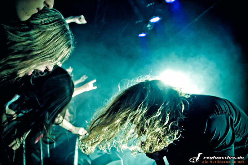 Der Headliner der Neckbreakersball Tour ist ein wahres Urgestein des Melodic Death Metal Genres: Dark Tranquility. Stagnation und musikalische Kreativitätslosigkeit sind Fremdwörter im Arbeitsplan der schwedischen Truppe und live sind sie immer wieder eine Wucht.