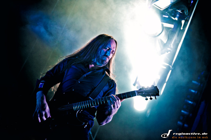 Der neueste Rekrut in der Melodic-Death-Metal-Armee namens In Flames: Niclas Engelin war von 1997 bis 1998 bereits schon einmal mit von der Partie und ist seit 2011 wieder festes Mitglied. Er spielt auch in der nach ihm benannten Band Engel.